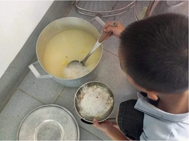 su that dang sau bua com ban tru cua hoc sinh lop 5 chi co com trang va dau phu o nghe an2 su that dang sau bua com ban tru cua hoc sinh lop 5 chi co com trang va dau phu o nghe an2