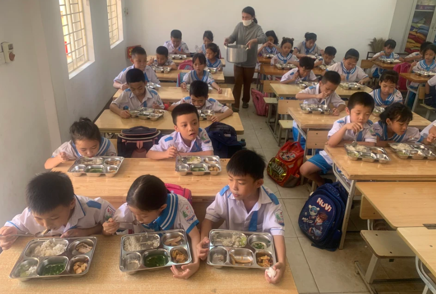su that dang sau bua com ban tru cua hoc sinh lop 5 chi co com trang va dau phu o nghe an3 su that dang sau bua com ban tru cua hoc sinh lop 5 chi co com trang va dau phu o nghe an3