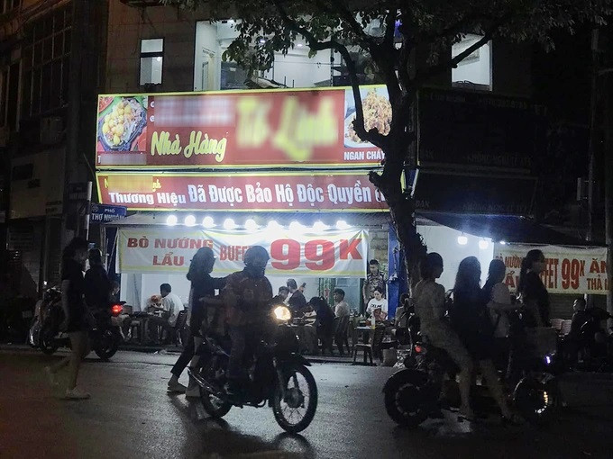 thuc khach to quan buffet 99000 dong tren pho co khong dam bao ve sinh2 thuc khach to quan buffet 99000 dong tren pho co khong dam bao ve sinh2