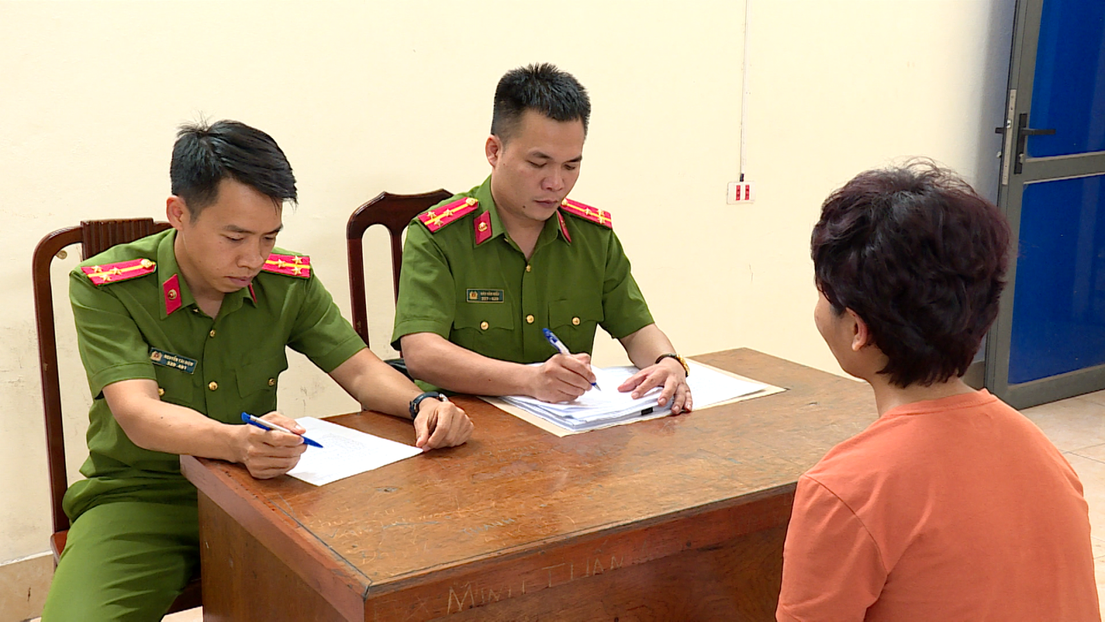 tin tuc an ninh hinh su 7 11 2023 lua huy dong von nu chu cua hang sim the chiem doat hon 50 ty dong3 tin tuc an ninh hinh su 7 11 2023 lua huy dong von nu chu cua hang sim the chiem doat hon 50 ty dong3
