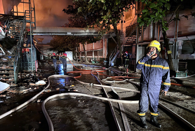 can canh kho hang 2 000m2 o tp hcm bi thieu rui sau 3 gio chim trong bien lua2