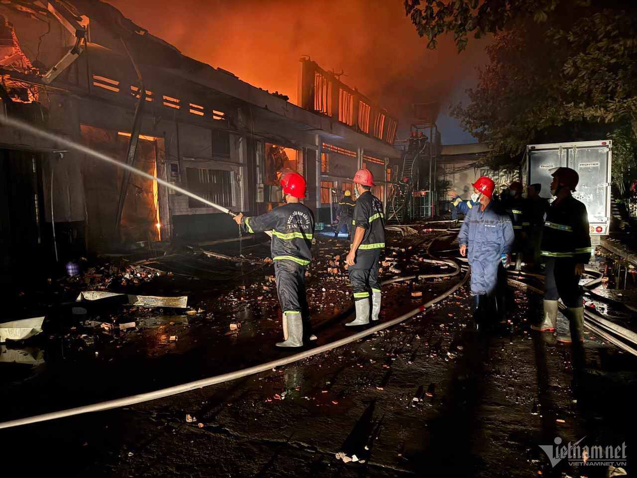 can canh kho hang 2 000m2 o tp hcm bi thieu rui sau 3 gio chim trong bien lua4