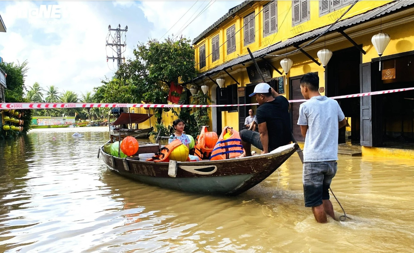hinh anh pho co hoi an ngap trong bien nuoc sau tran lu lon nhat tu dau nam 10