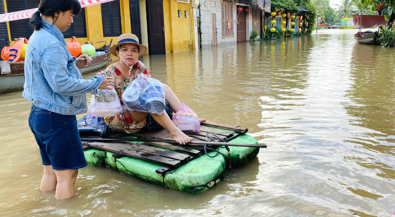 hinh anh pho co hoi an ngap trong bien nuoc sau tran lu lon nhat tu dau nam 11