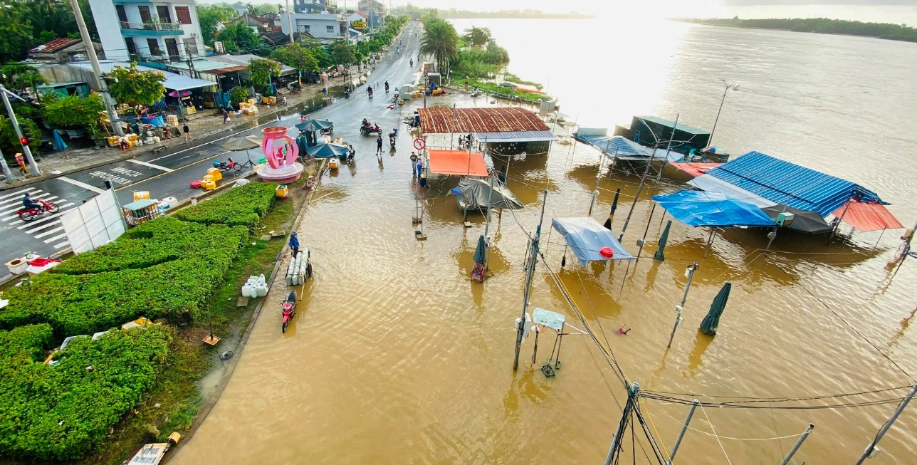 hinh anh pho co hoi an ngap trong bien nuoc sau tran lu lon nhat tu dau nam 12