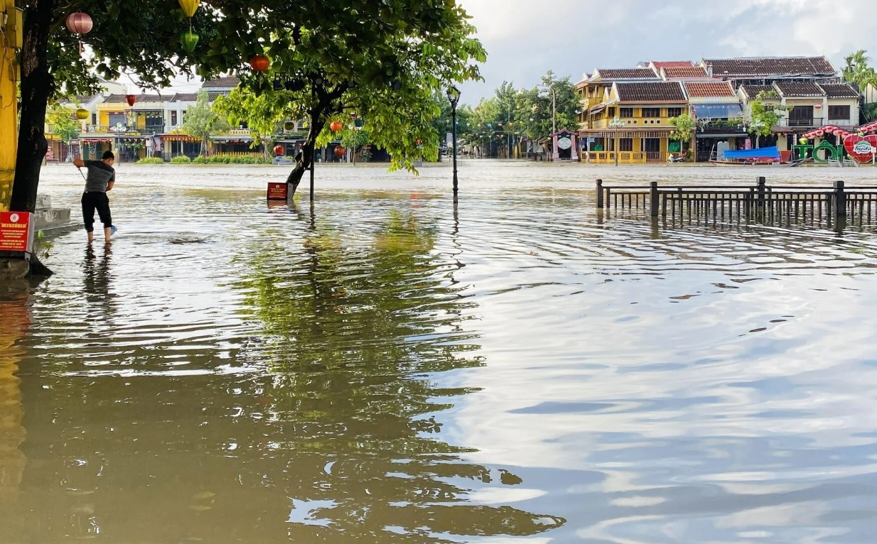 hinh anh pho co hoi an ngap trong bien nuoc sau tran lu lon nhat tu dau nam 13