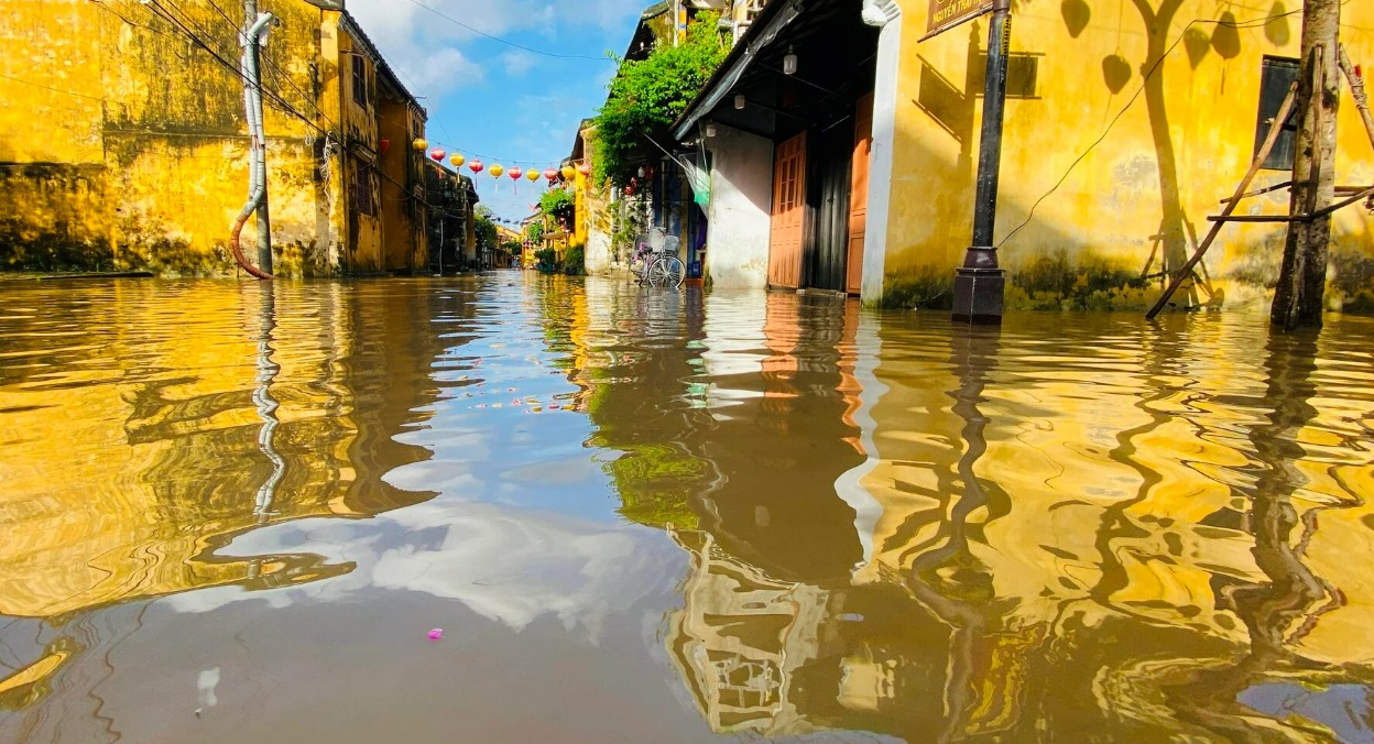 hinh anh pho co hoi an ngap trong bien nuoc sau tran lu lon nhat tu dau nam 14