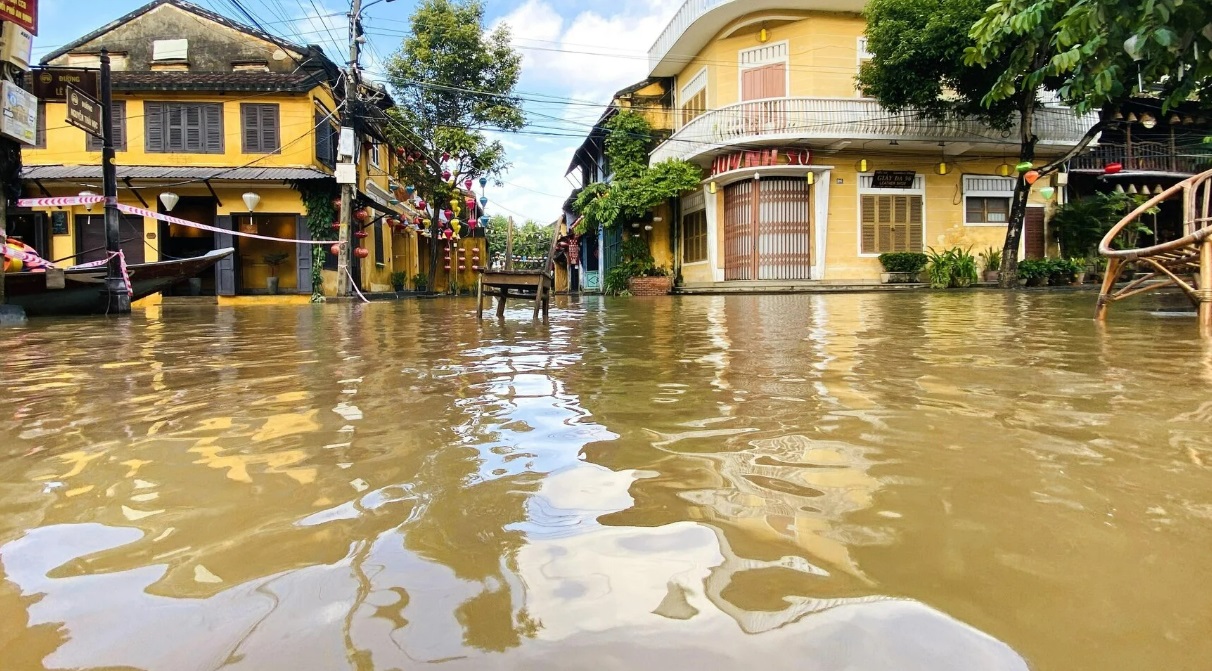 hinh anh pho co hoi an ngap trong bien nuoc sau tran lu lon nhat tu dau nam 15