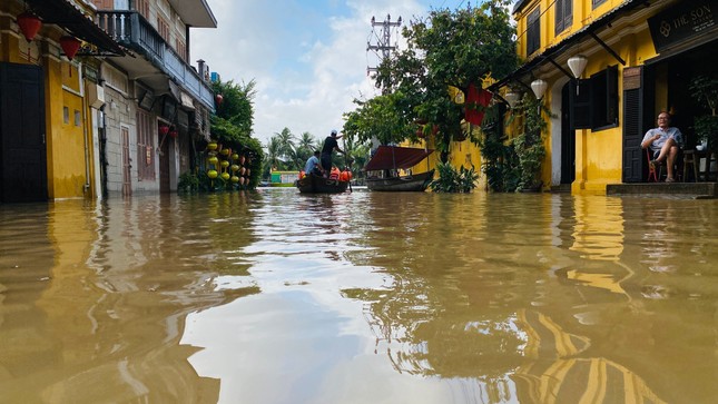 hinh anh pho co hoi an ngap trong bien nuoc sau tran lu lon nhat tu dau nam 2