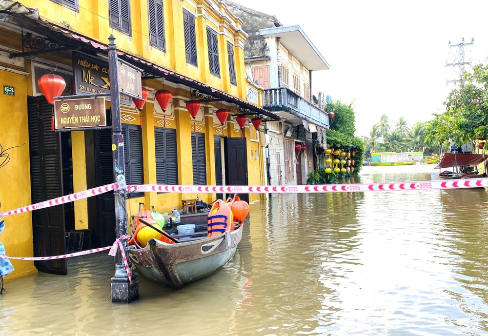 hinh anh pho co hoi an ngap trong bien nuoc sau tran lu lon nhat tu dau nam 3