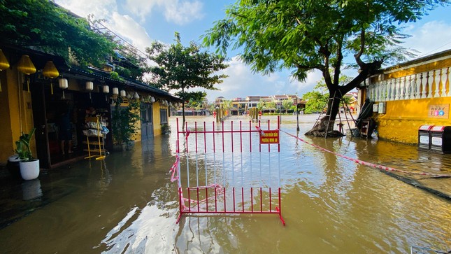 hinh anh pho co hoi an ngap trong bien nuoc sau tran lu lon nhat tu dau nam 4