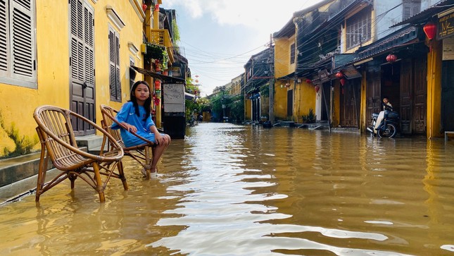 hinh anh pho co hoi an ngap trong bien nuoc sau tran lu lon nhat tu dau nam 5