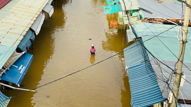 hinh anh pho co hoi an ngap trong bien nuoc sau tran lu lon nhat tu dau nam 6