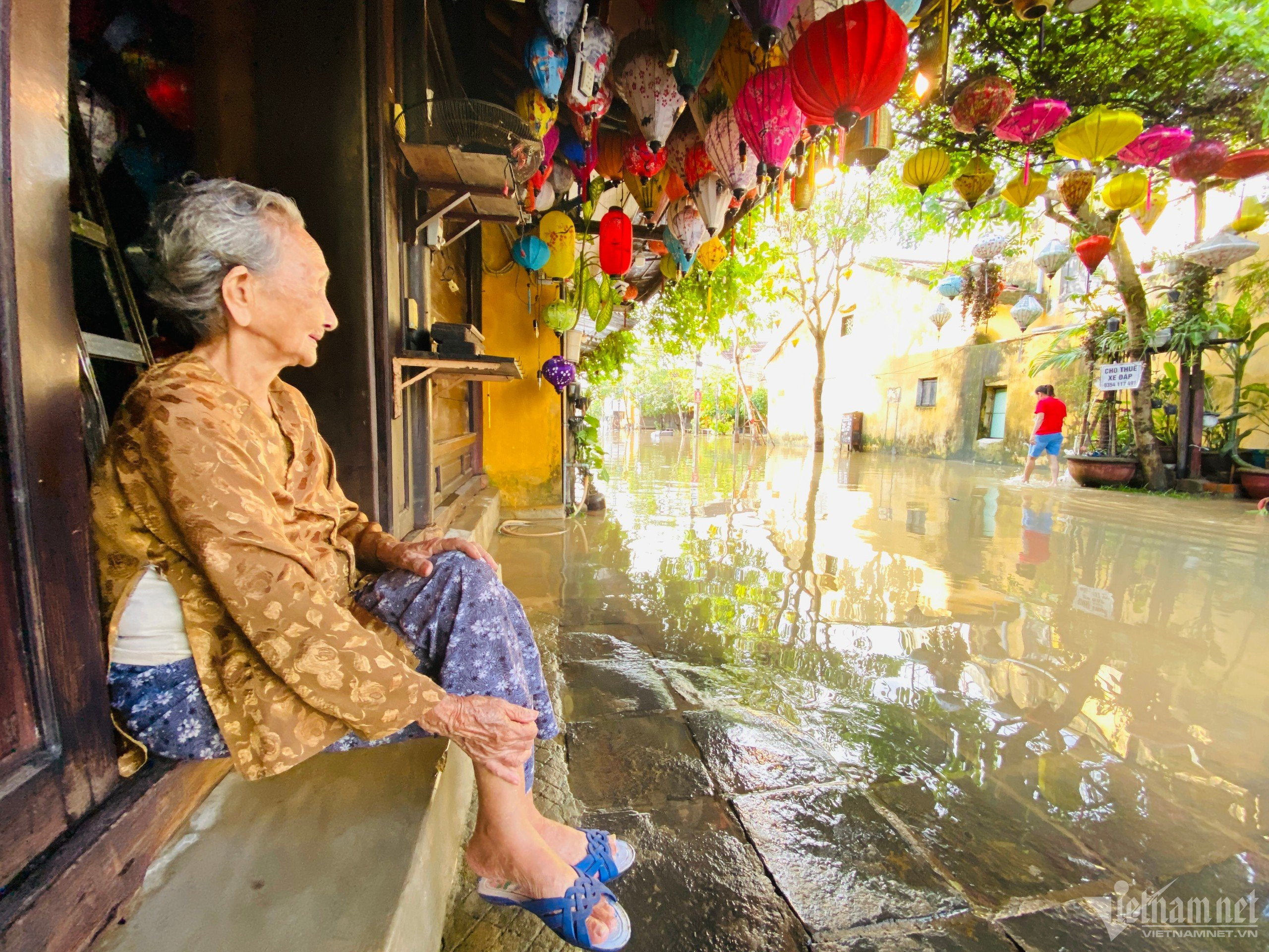 hinh anh pho co hoi an ngap trong bien nuoc sau tran lu lon nhat tu dau nam 7