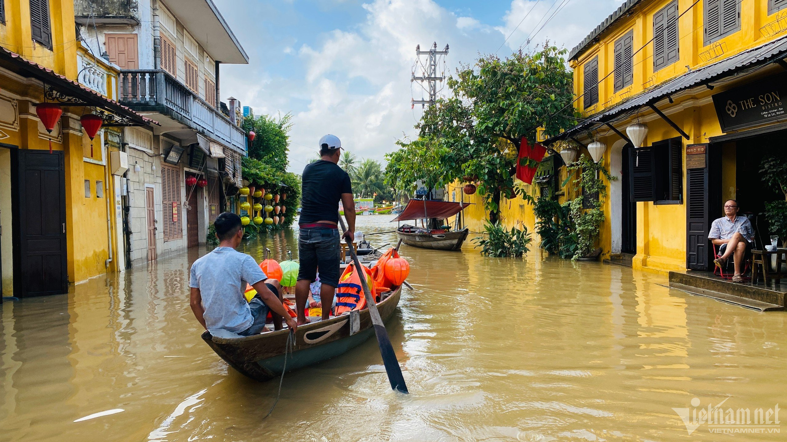 hinh anh pho co hoi an ngap trong bien nuoc sau tran lu lon nhat tu dau nam 8