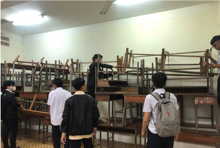 hinh anh nguoi dan khanh hoa quay cuong chay lu ngay trong dem11