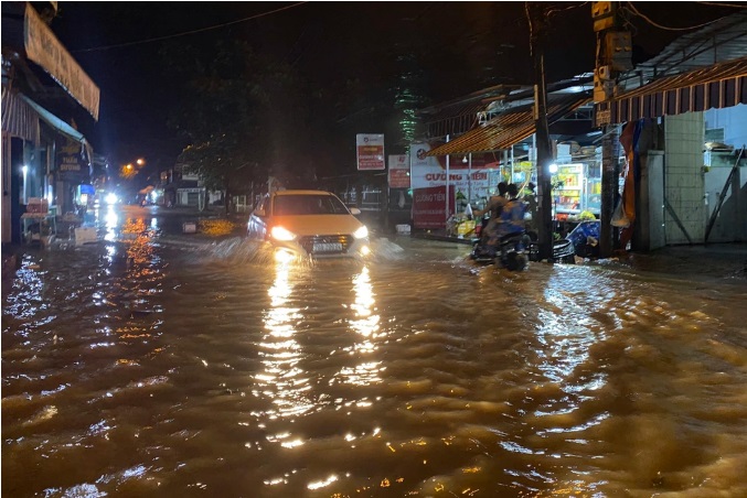 hinh anh nguoi dan khanh hoa quay cuong chay lu ngay trong dem14