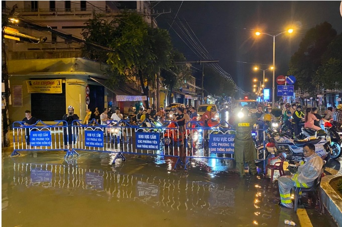 hinh anh nguoi dan khanh hoa quay cuong chay lu ngay trong dem16