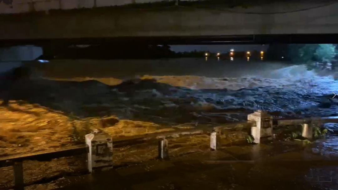 hinh anh nguoi dan khanh hoa quay cuong chay lu ngay trong dem8