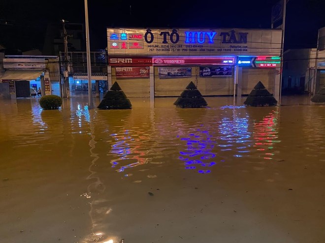 lu ve bat ngo nguoi dan khanh hoa tro tay khong kip hoi ha chay lu trong dem