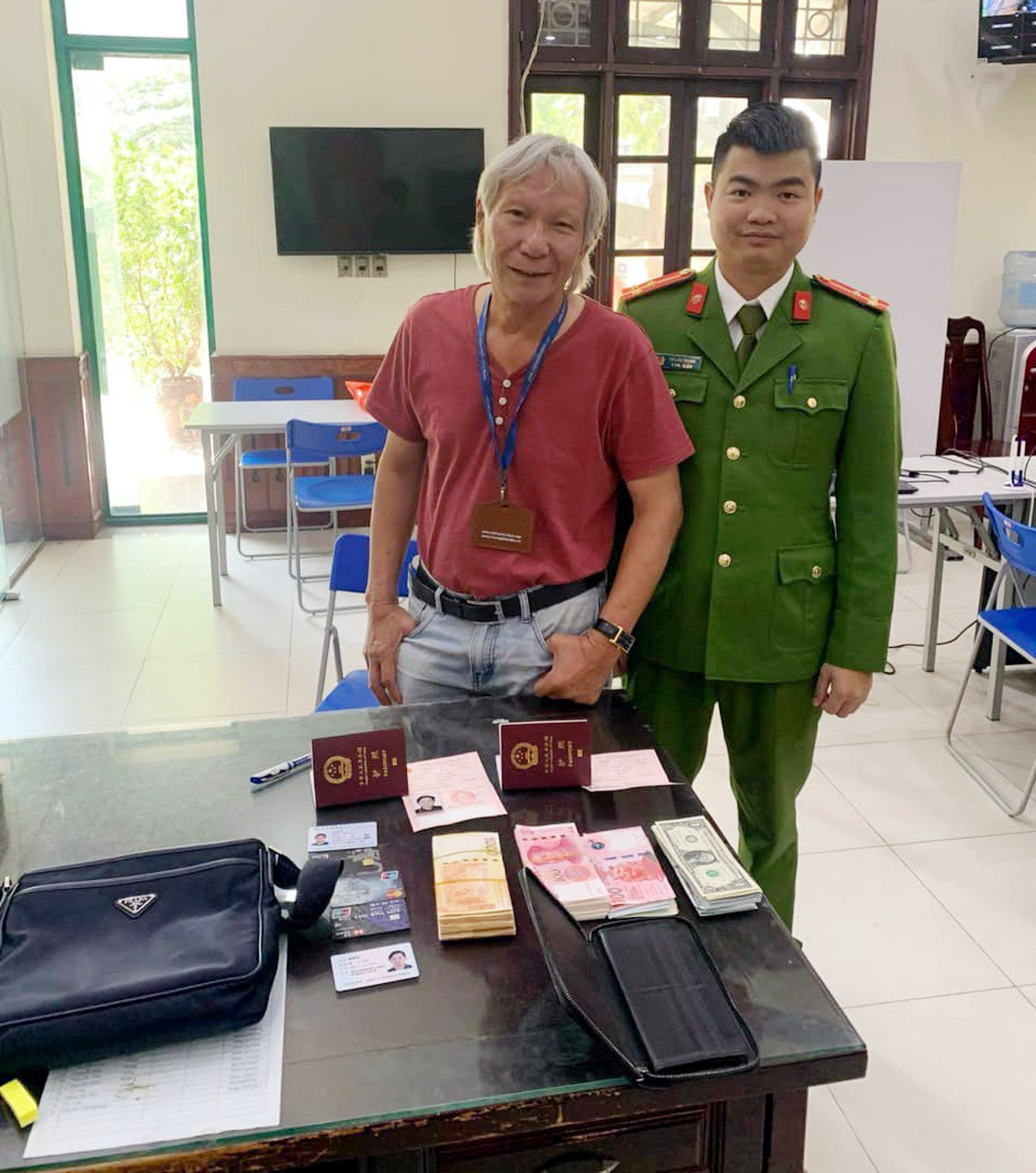 nguoi dan ong trao tra nhieu tai san gia tri nhat duoc cho du khach nuoc ngoai 12 nguoi dan ong trao tra nhieu tai san gia tri nhat duoc cho du khach nuoc ngoai 12