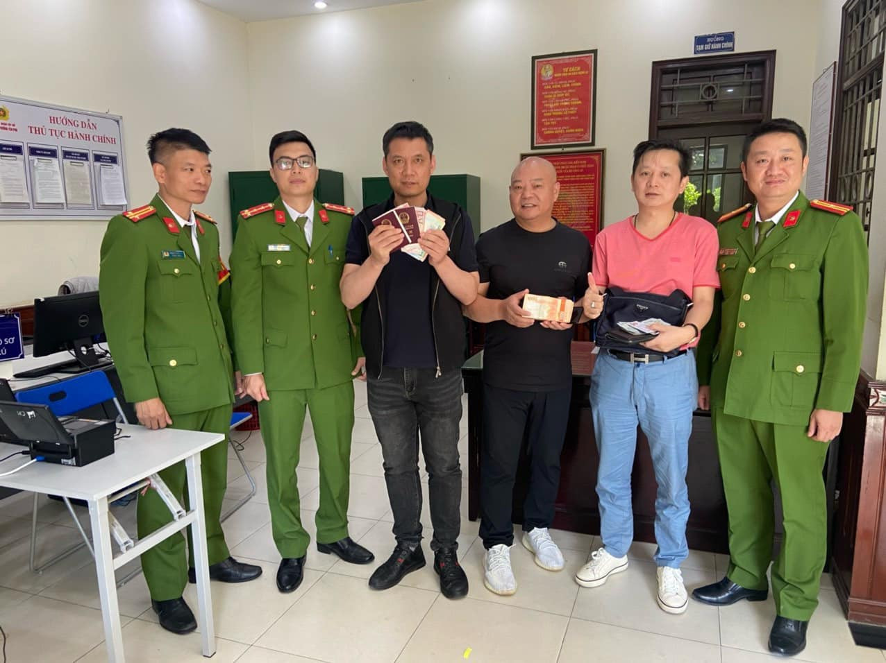 nguoi dan ong trao tra nhieu tai san gia tri nhat duoc cho du khach nuoc ngoai nguoi dan ong trao tra nhieu tai san gia tri nhat duoc cho du khach nuoc ngoai