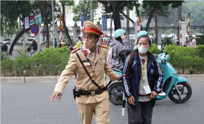 nguoi dan ha noi ngo ngang khi bi xu phat boi mot thoi quen nhieu nguoi mac phai3 nguoi dan ha noi ngo ngang khi bi xu phat boi mot thoi quen nhieu nguoi mac phai3