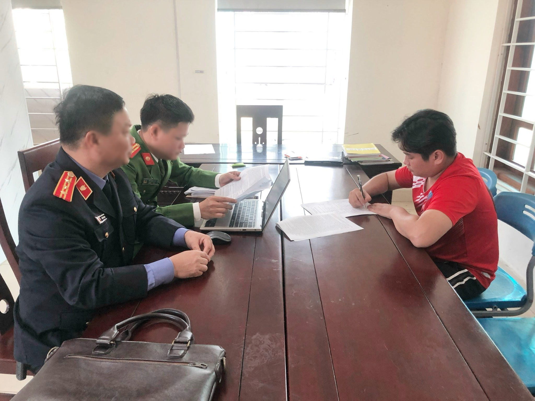 tin tuc an ninh hinh su 22 11 2023 bat thanh nien lua ban hoc hon 9 ty dong nuong vao san giao dich dien tu tin tuc an ninh hinh su 22 11 2023 bat thanh nien lua ban hoc hon 9 ty dong nuong vao san giao dich dien tu