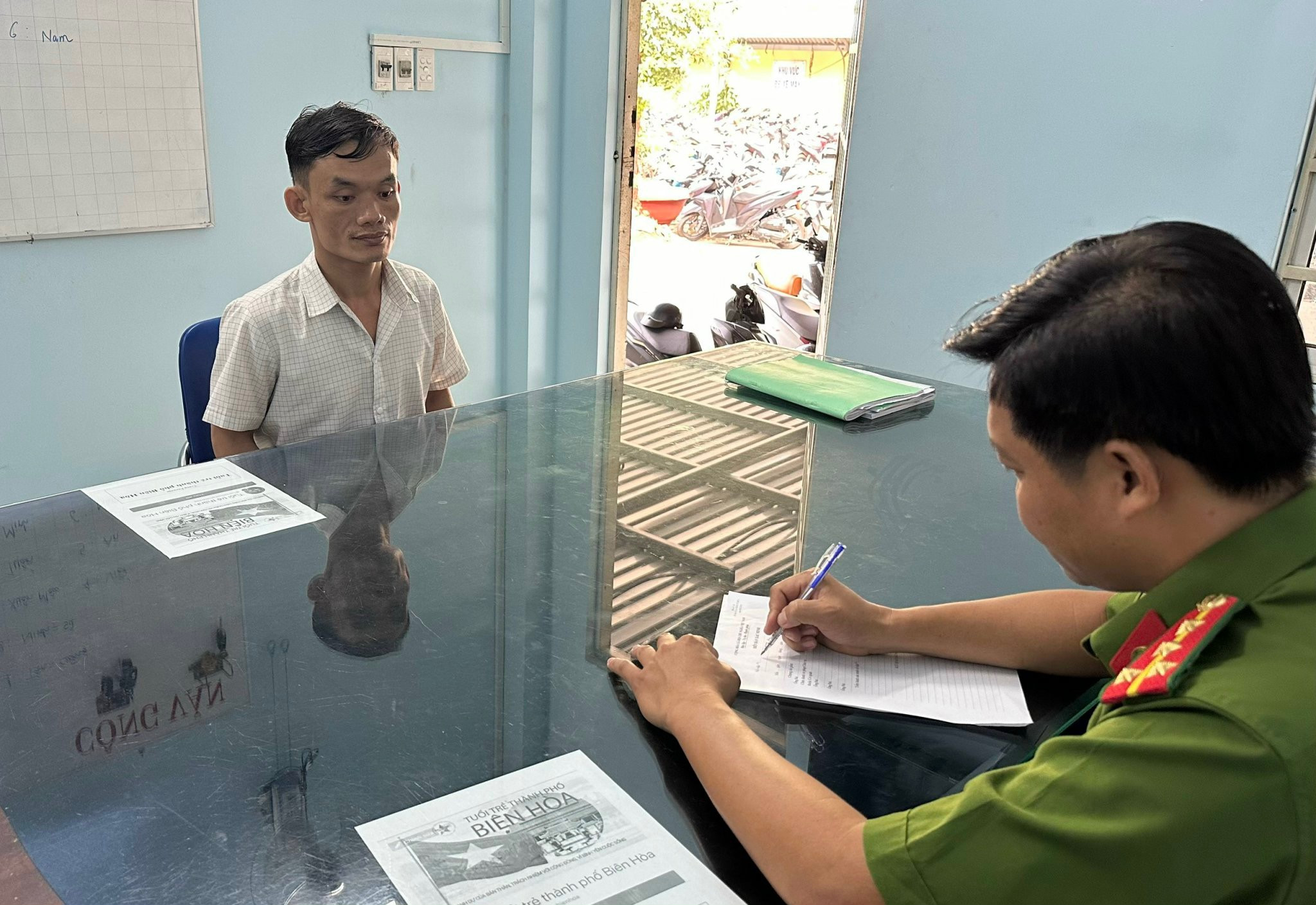 tin tuc an ninh hinh su 22 11 2023 bat thanh nien lua ban hoc hon 9 ty dong nuong vao san giao dich dien tu3 tin tuc an ninh hinh su 22 11 2023 bat thanh nien lua ban hoc hon 9 ty dong nuong vao san giao dich dien tu3