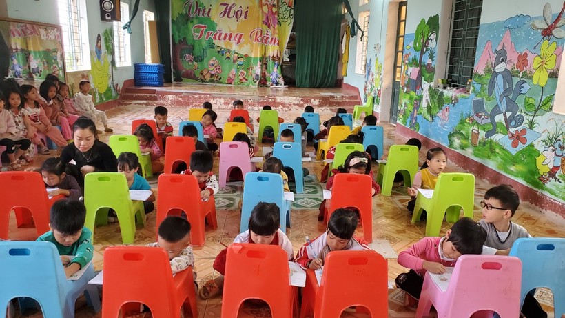 thuc hu viec hoc sinh mam non o thanh hoa phai ngoi nen nha lay ghe lam ban hoc thuc hu viec hoc sinh mam non o thanh hoa phai ngoi nen nha lay ghe lam ban hoc