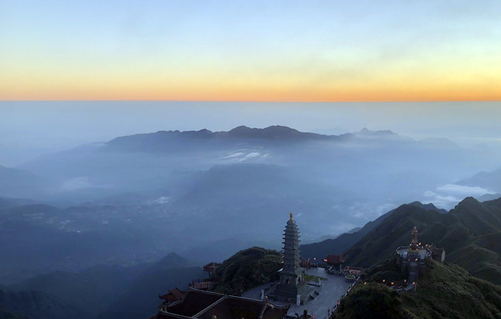 ngo ngang ve dep cua dinh fansipan khi xuat hien bang tuyet