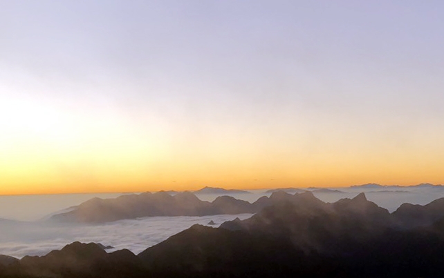 ngo ngang ve dep cua dinh fansipan khi xuat hien bang tuyet2