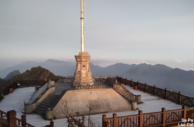 ngo ngang ve dep cua dinh fansipan khi xuat hien bang tuyet3