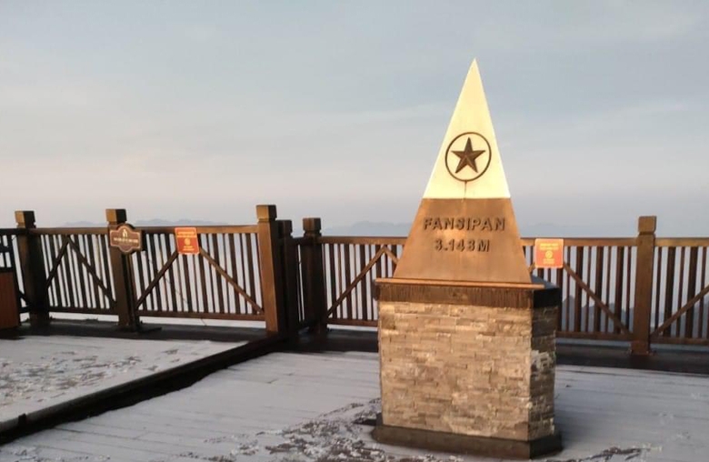 ngo ngang ve dep cua dinh fansipan khi xuat hien bang tuyet4