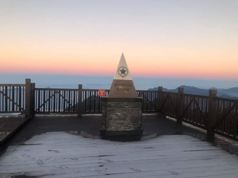 ngo ngang ve dep cua dinh fansipan khi xuat hien bang tuyet5