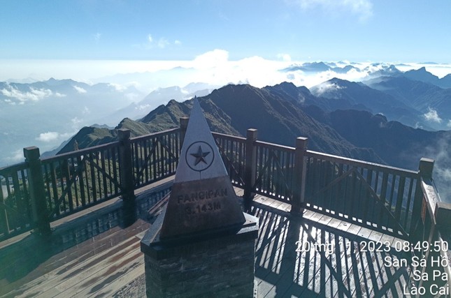 ngo ngang ve dep cua dinh fansipan khi xuat hien bang tuyet6