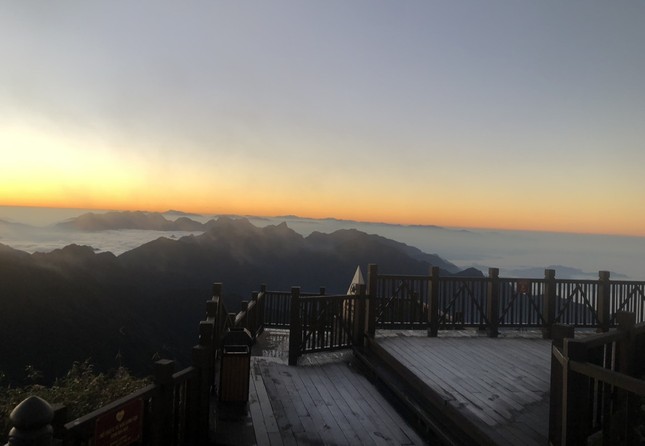 ngo ngang ve dep cua dinh fansipan khi xuat hien bang tuyet7