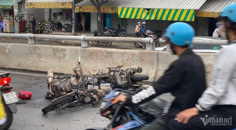 hien truong un tac sau vu 2 xe may boc chay du doi tren cau vuot tai tp hcm2