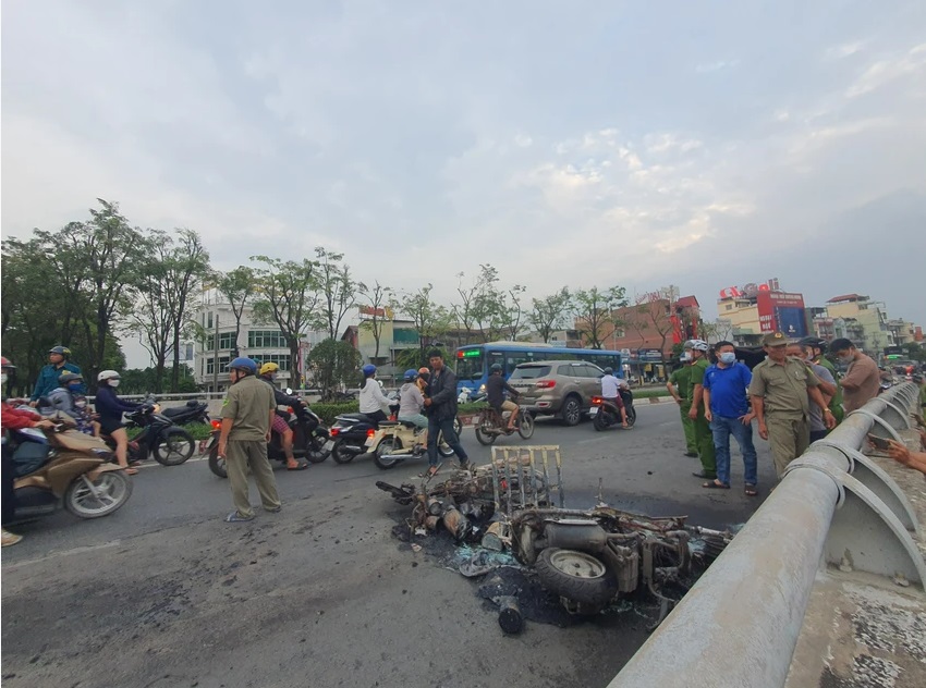 hien truong un tac sau vu 2 xe may boc chay du doi tren cau vuot tai tp hcm9