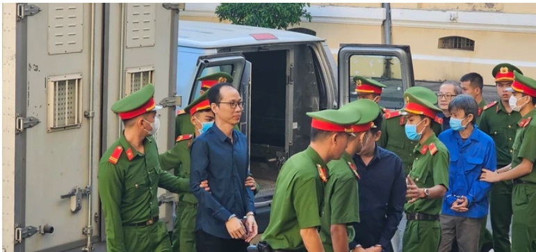 hinh anh cuu giam doc benh vien tp thu duc cung cac dong pham tai phien toa sang nay2 hinh anh cuu giam doc benh vien tp thu duc cung cac dong pham tai phien toa sang nay2