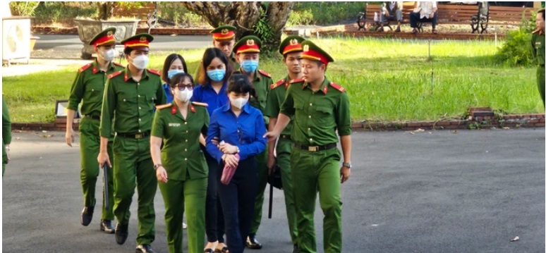 hinh anh cuu giam doc benh vien tp thu duc cung cac dong pham tai phien toa sang nay3 hinh anh cuu giam doc benh vien tp thu duc cung cac dong pham tai phien toa sang nay3