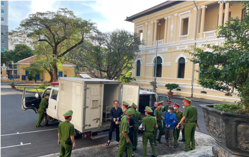 hinh anh cuu giam doc benh vien tp thu duc cung cac dong pham tai phien toa sang nay5 hinh anh cuu giam doc benh vien tp thu duc cung cac dong pham tai phien toa sang nay5