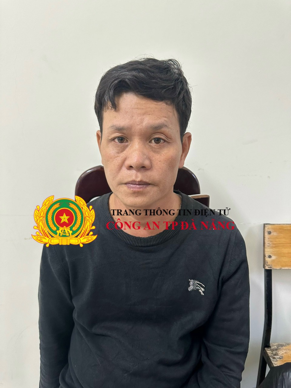 dung chan trum len dau len vao nha dan ke dao chich bi tom gon