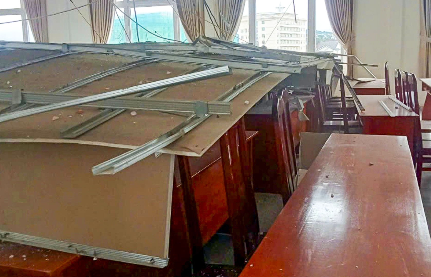 tran la phong bat ngo bi sap tai mot truong hoc o da lat hieu truong khang dinh chi rot mot ti thoi tran la phong bat ngo bi sap tai mot truong hoc o da lat hieu truong khang dinh chi rot mot ti thoi