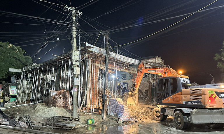 hien truong vu sap gian giao o thanh hoa mot nguoi thiet mang sau khi bi vui lap trong khoi be tong