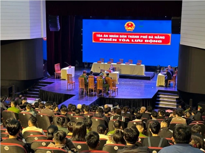 hai doi tuong cuop ngan hang dam chet bao ve o da nang duoc dan giai den toa1 hai doi tuong cuop ngan hang dam chet bao ve o da nang duoc dan giai den toa1