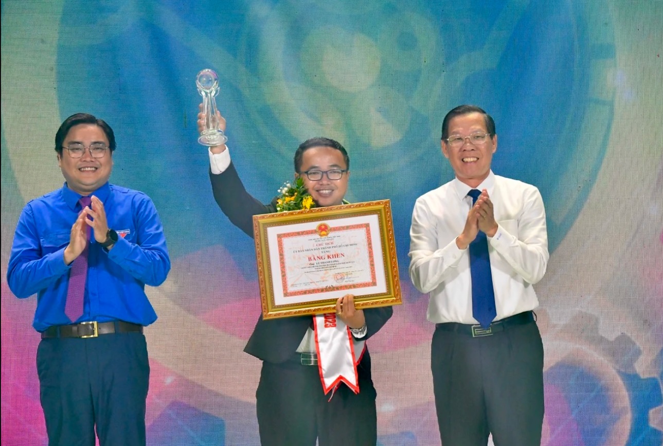 bang vang thanh tich cua tan giao su truong dai hoc bach khoa la cong dan tre tieu bieu tp hcm1 bang vang thanh tich cua tan giao su truong dai hoc bach khoa la cong dan tre tieu bieu tp hcm1