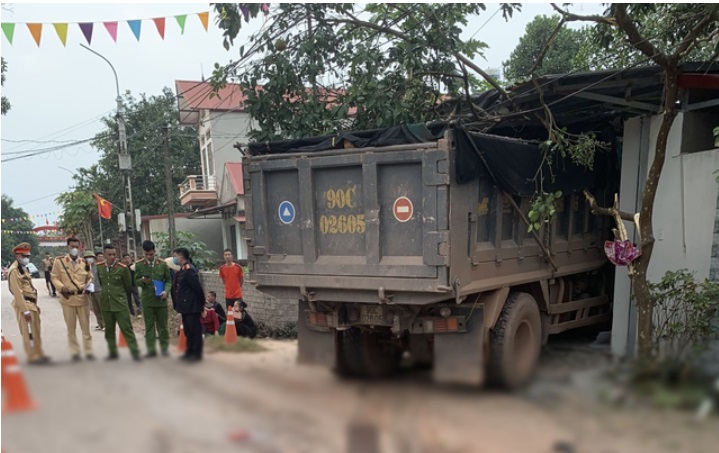 Tin trong nước - Nguyên nhân ban đầu vụ xe tải lao vào quán cắt tóc khiến 4 người thương vong ở Bắc Giang (Hình 2).