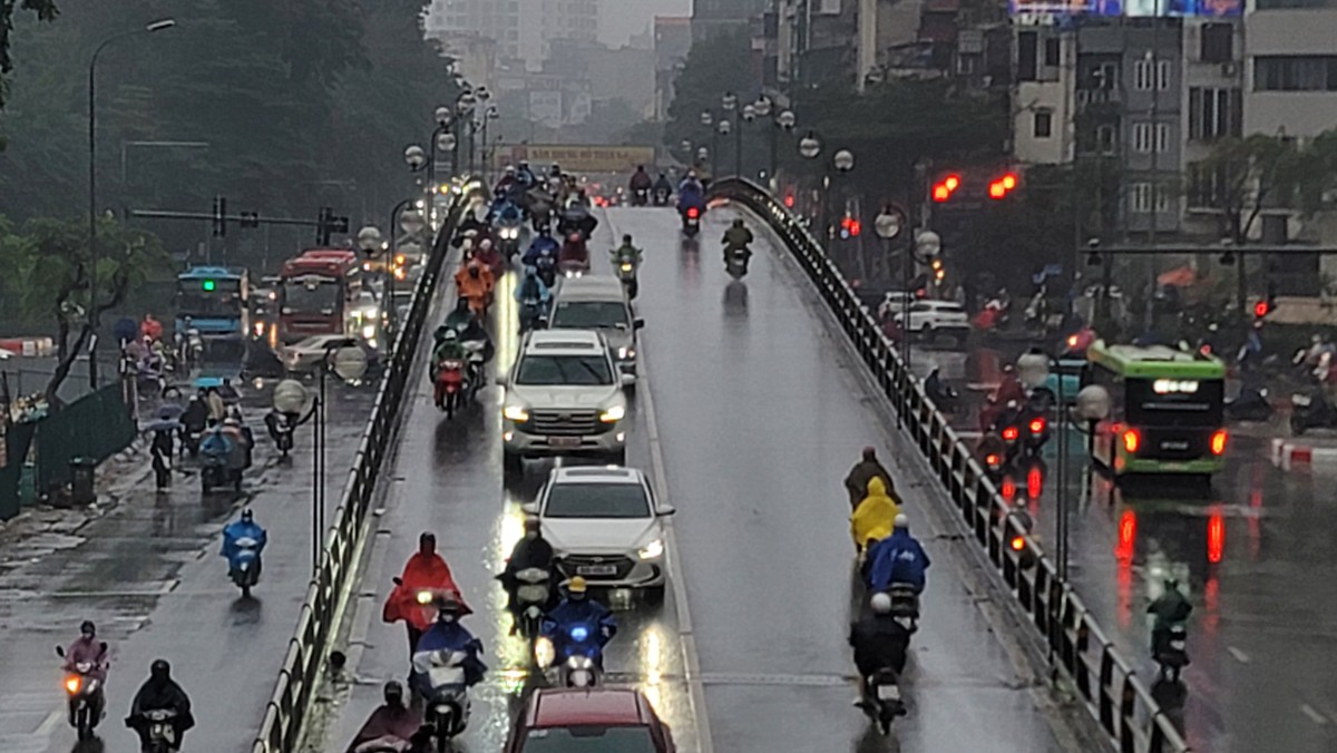 sang nay 10 1 con mua keo dai nguoi dan ha noi chat vat di chuyen trong gio cao diem2 sang nay 10 1 con mua keo dai nguoi dan ha noi chat vat di chuyen trong gio cao diem2