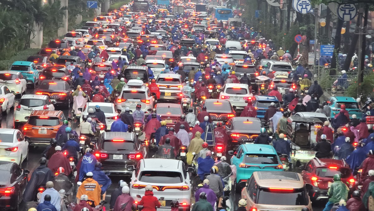 sang nay 10 1 con mua keo dai nguoi dan ha noi chat vat di chuyen trong gio cao diem4 sang nay 10 1 con mua keo dai nguoi dan ha noi chat vat di chuyen trong gio cao diem4